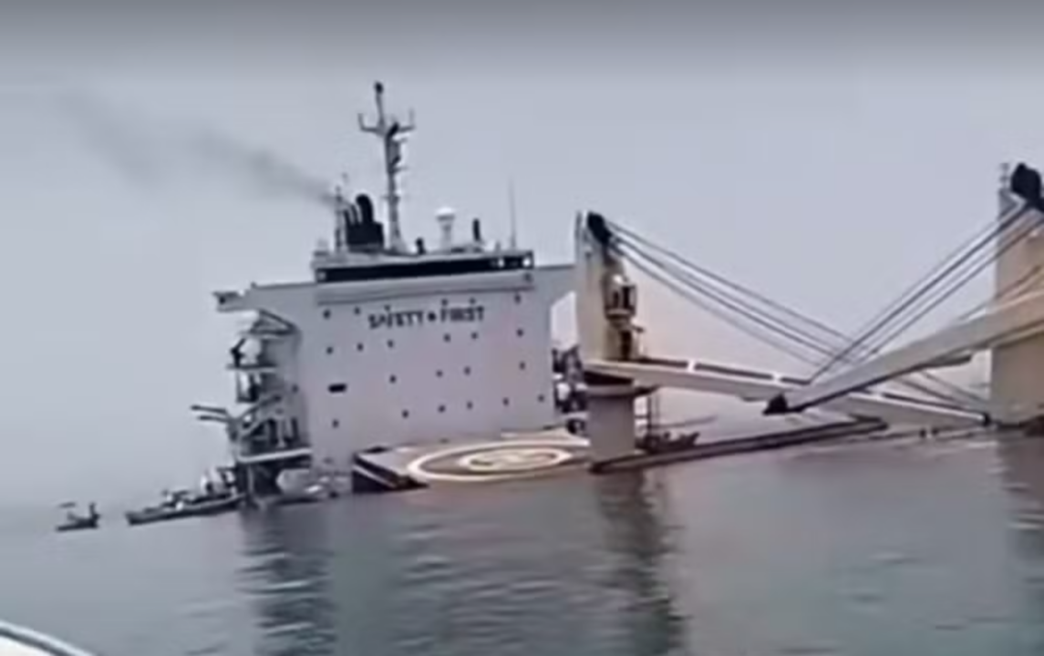 Navio cargueiro afunda após colisão perto do Estreito de Ormuz