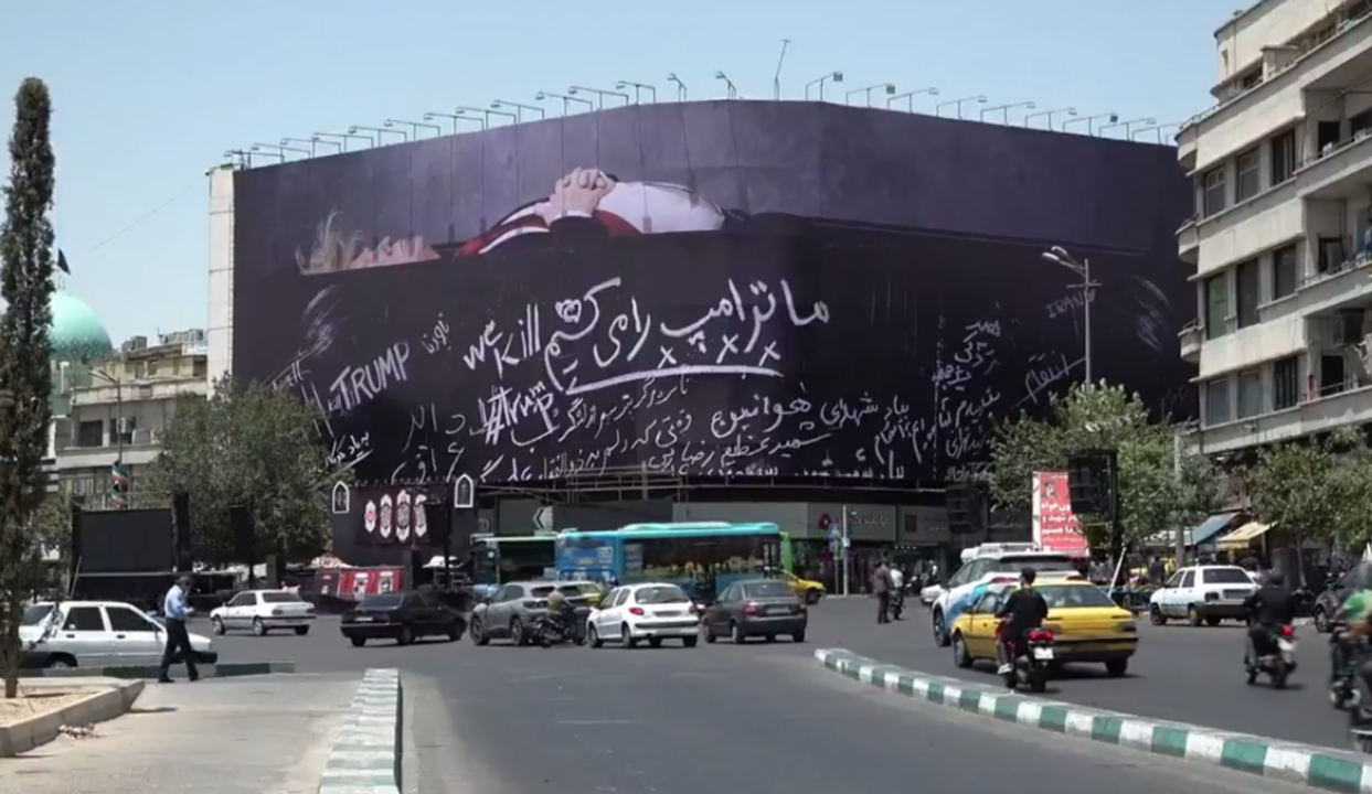 Outdoor em Teerã exibe Trump morto em caixão