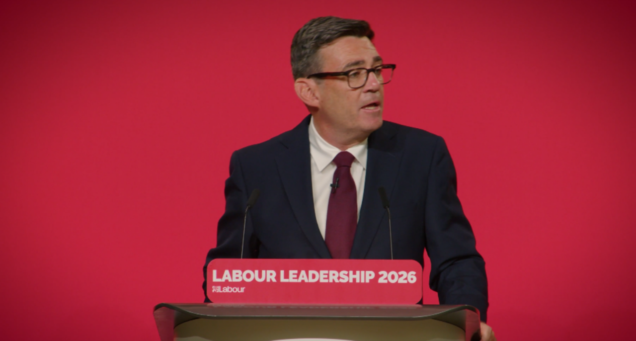 Andy Burnham assume como premiê e se torna o sétimo líder britânico em dez anos