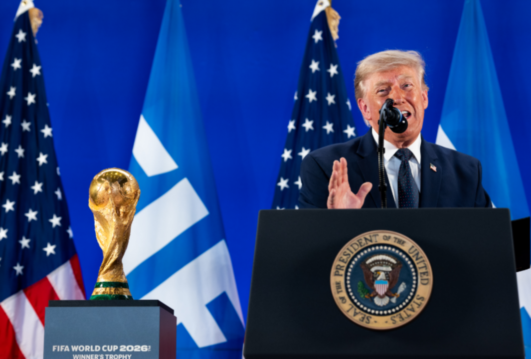 Crusoé: Infantino puxa Trump pelo braço durante entrega da taça da Copa
