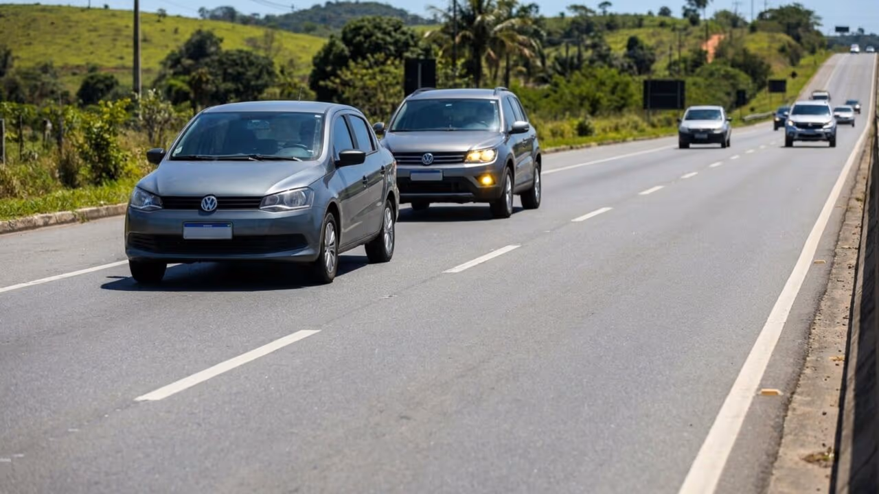 Motoristas que se recusam a dar passagem quando outro veículo pede ultrapassagem devem conhecer o Art. 198 do Código de Trânsito Brasileiro
