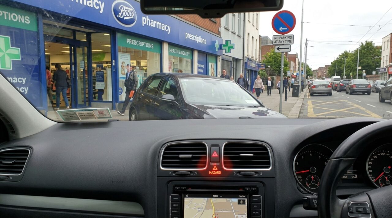 Pisca-alerta para comprar remédio evita multa por estacionamento irregular?