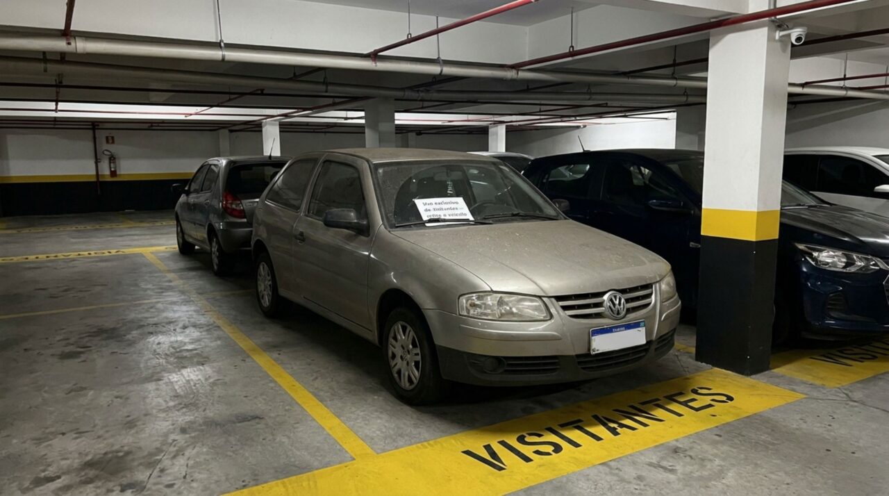 Morador usa a vaga de visitante como garagem do segundo carro por anos achando que ninguém poderia contestar, mas quando o prédio fica sem espaço a convenção condominial cobra valores retroativos