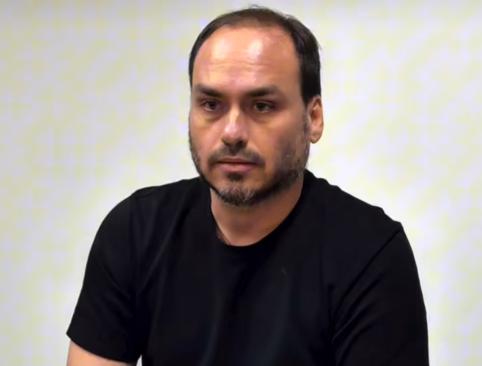 Aproximação com militares foi “um dos maiores erros” de Bolsonaro, diz Carluxo