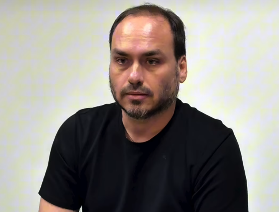Aproximação com militares foi “um dos maiores erros” de Bolsonaro, diz Carluxo