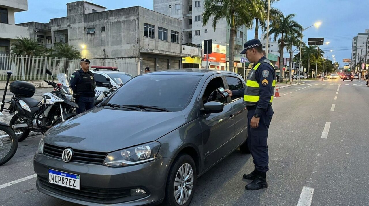 Motorista é multado após usar película fora do padrão e questiona medição da fiscalização