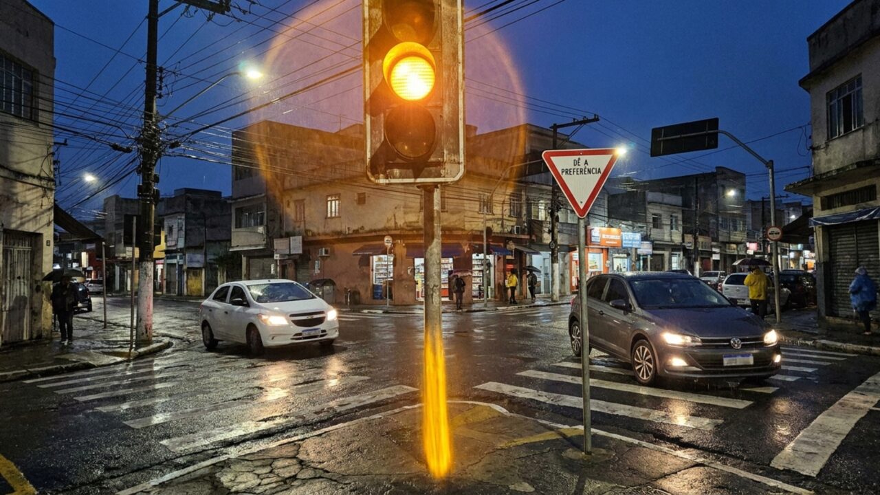 O que significa encontrar um semáforo amarelo piscando de madrugada e quem realmente tem a preferência naquele cruzamento?