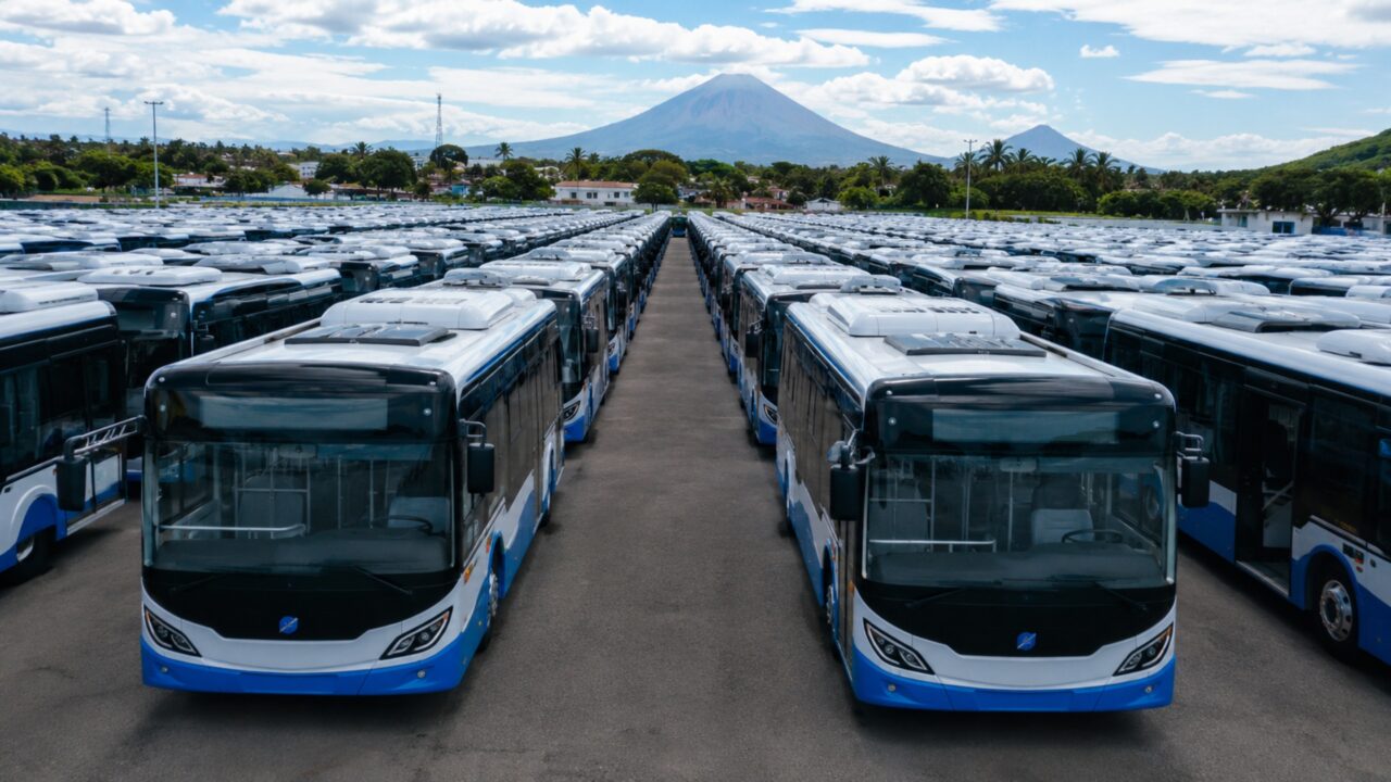 China entrega centenas de ônibus de última geração e transforma cidade em uma potência do transporte público