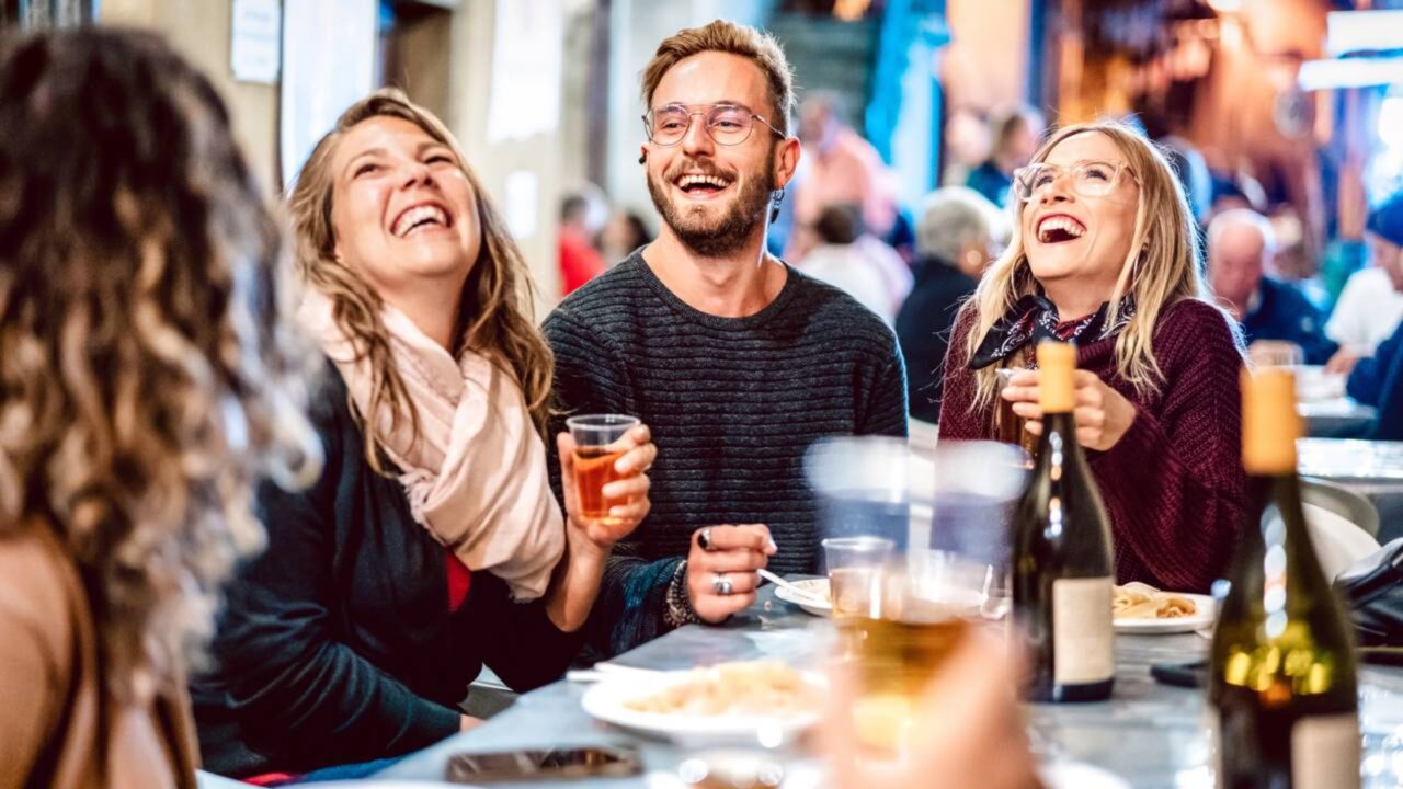 Cidade proíbe moradores de consumirem bebida alcoólica na rua e multa pode chegar a mais de R$ 1 mil