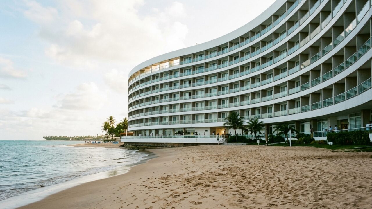 Hotel circular de 120 quartos construído sobre a areia virou um dos cartões-postais mais curiosos de João Pessoa