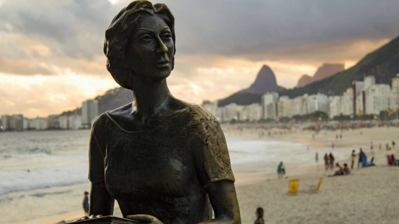 Clarice Lispector: “Que ninguém se engane, só consigo a simplicidade através de muito trabalho”. A frase real de A Hora da Estrela, diferente da que circula na internet