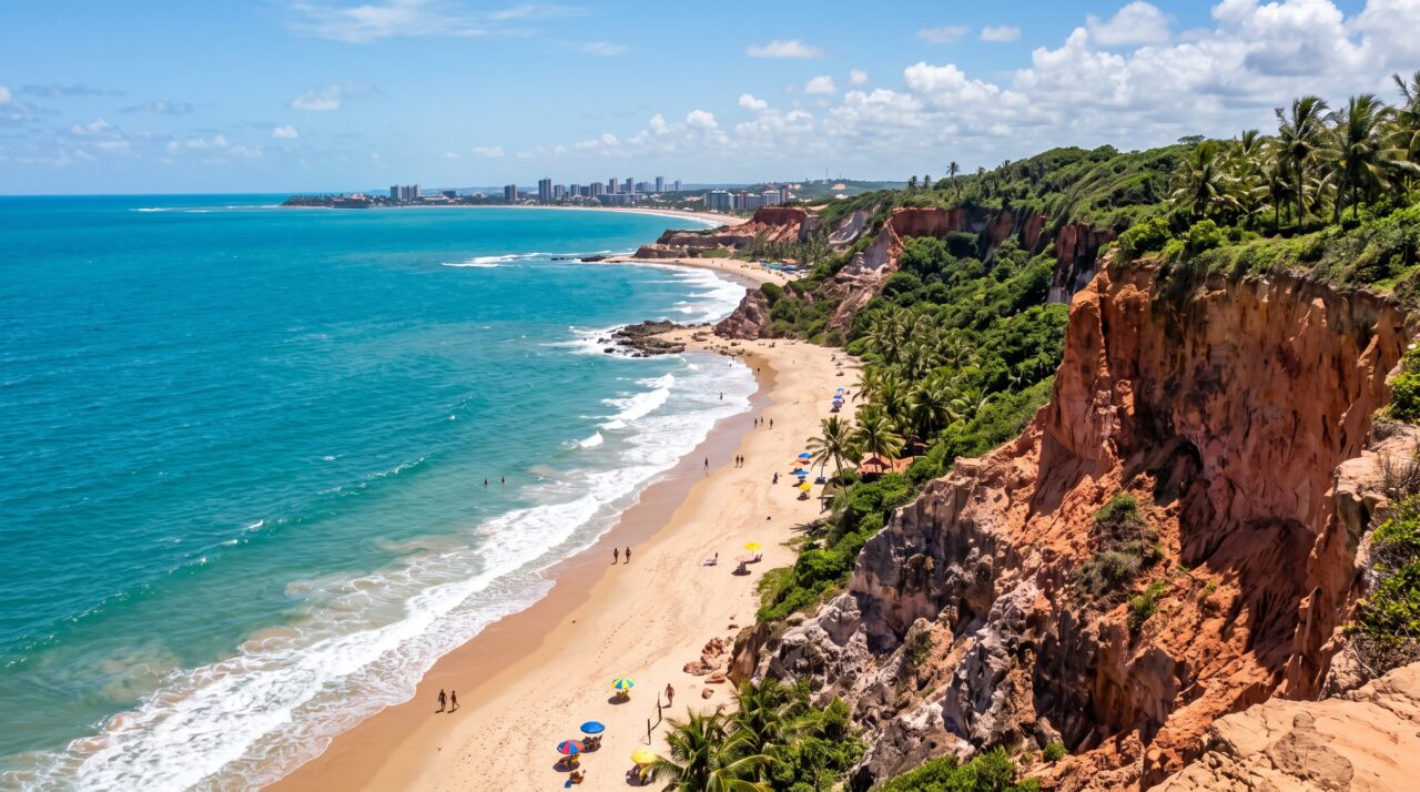 Capital nordestina cercada por 24 km de litoral une praias de águas mornas, áreas verdes e vida urbana e virou um dos destinos mais desejados do Brasil