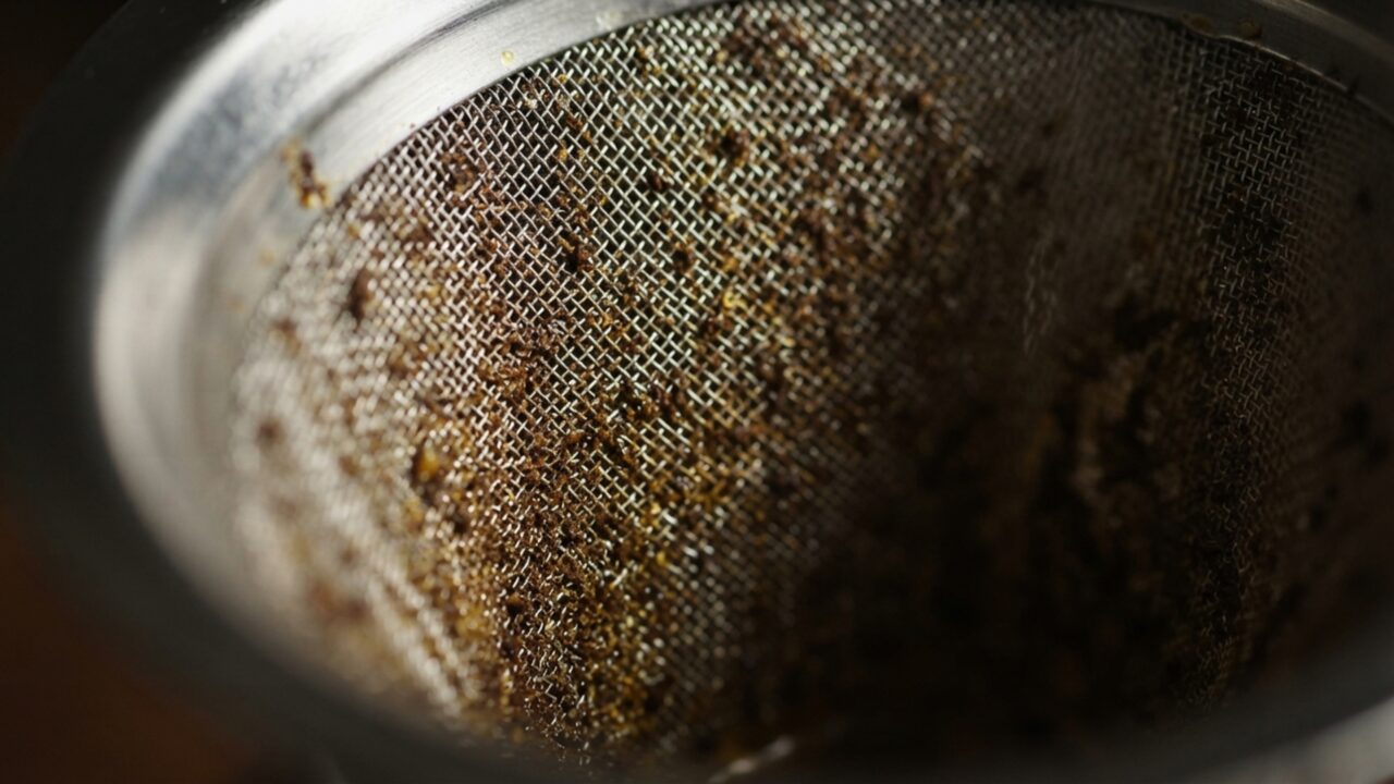 O coador de café reutilizável de inox que dispensou o filtro de papel e conquistou os apaixonados pela bebida