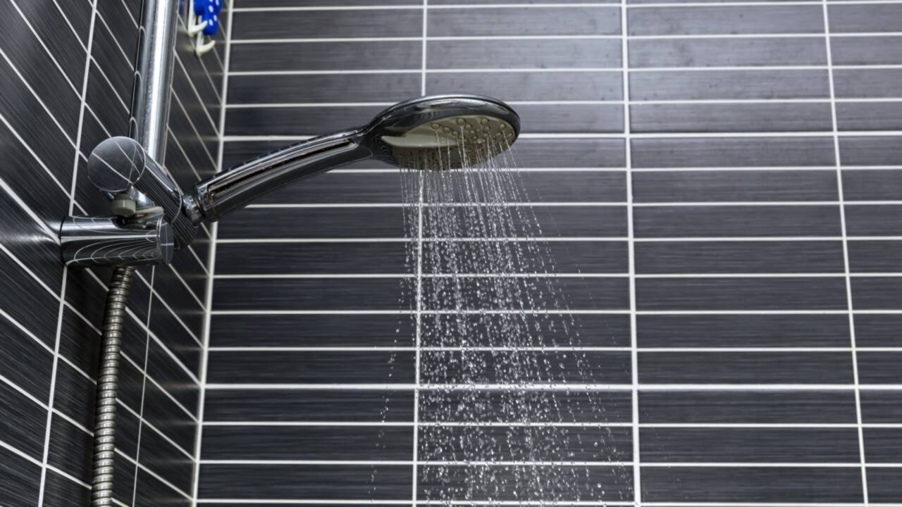 Como aumentar a pressão do chuveiro elétrico sem precisar comprar outro e trocar a instalação, segundo encanadores