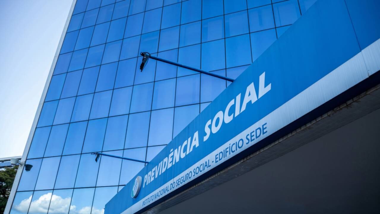 Comunicado do INSS para brasileiros que se aposentaram entre 1994 e 2026 referente a pagamento de R$ 8.475,55