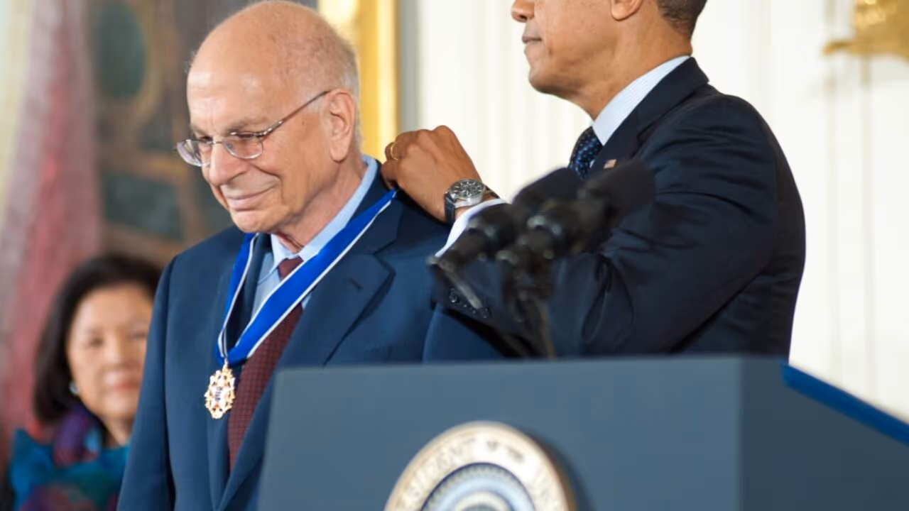 Daniel Kahneman, psicólogo vencedor do Nobel que mostrou que nossa mente erra mais do que imaginamos: “Nada é tão importante quanto parece quando estamos pensando nisso”