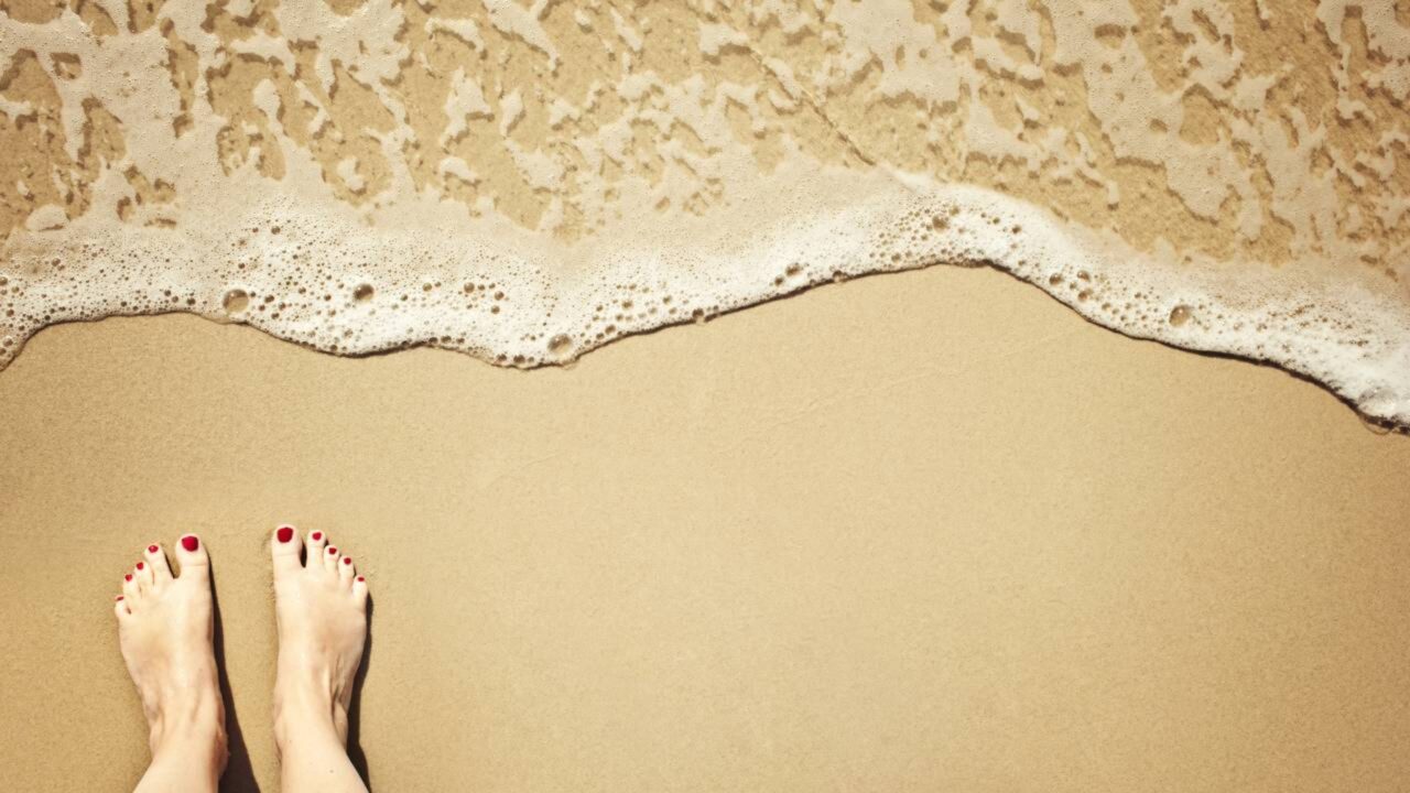 Depois dos 40 anos, pisar na areia errada pode estar sobrecarregando suas articulações sem você perceber