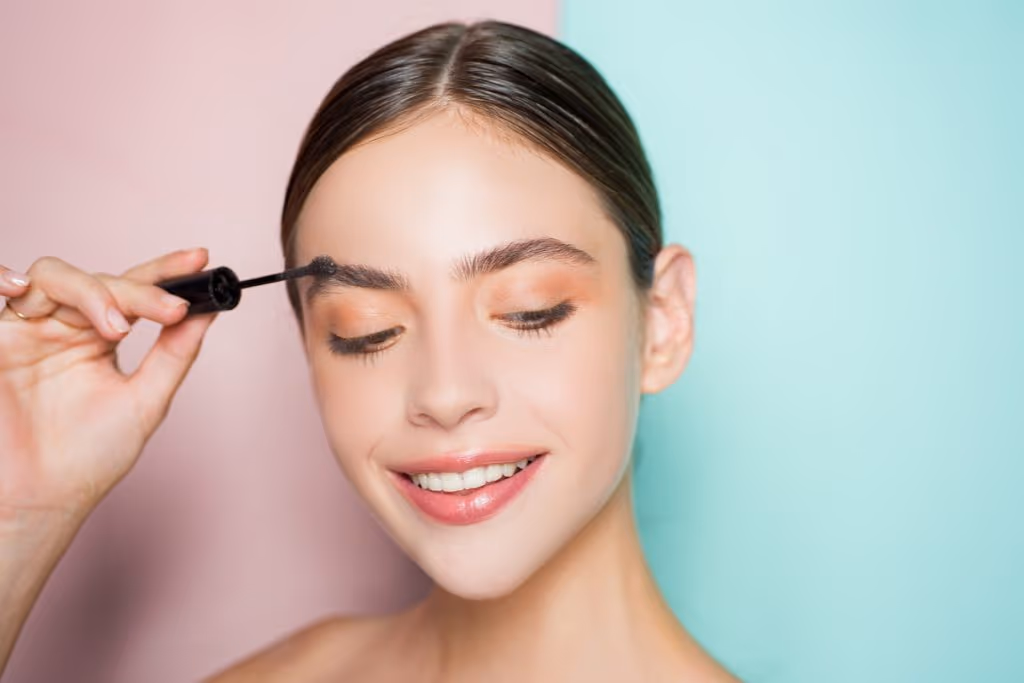 Brow lamination: como o efeito de sobrancelhas alinhadas ganhou uma versão mais prática na maquiagem 