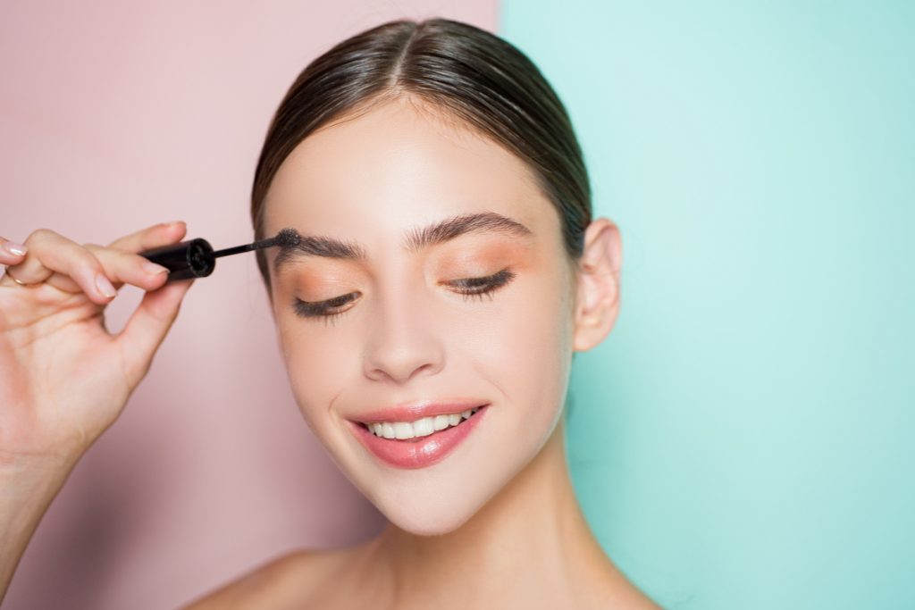 Brow lamination: como o efeito de sobrancelhas alinhadas ganhou uma versão mais prática na maquiagem 