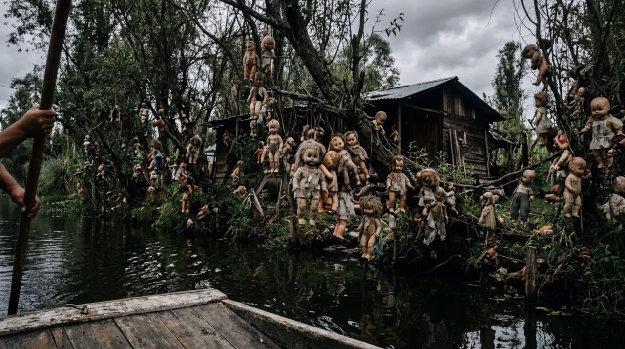 A bizarra história por trás da ilha abandonada coberta por centenas de bonecas velhas no México