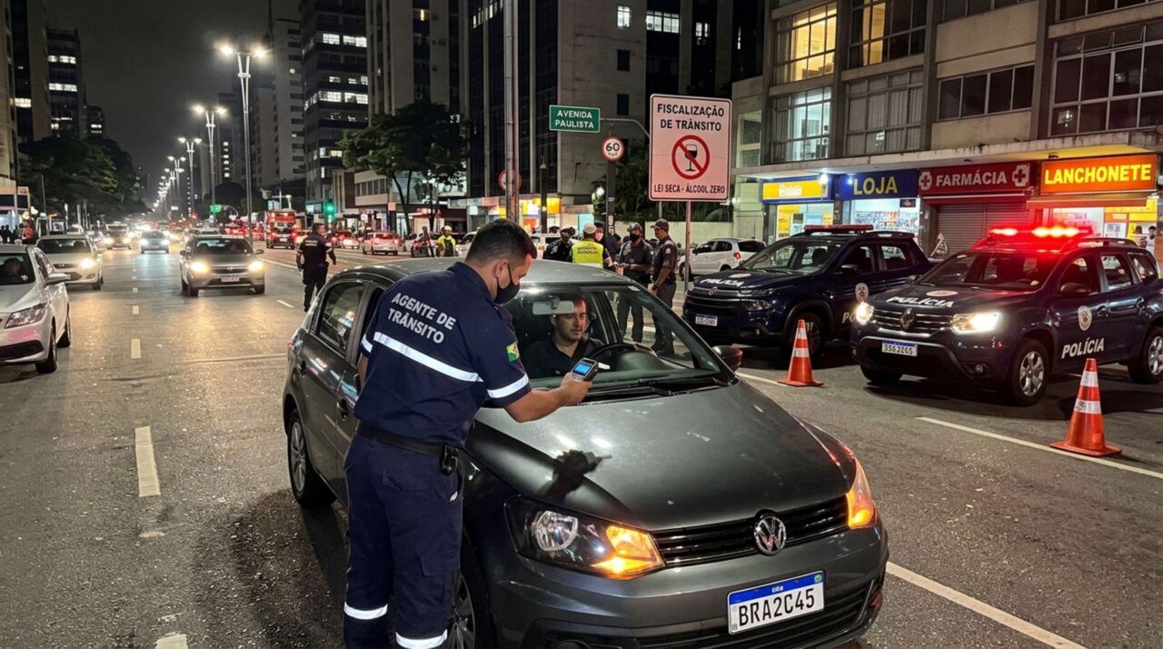 Motorista é multado após recusar o bafômetro, alega que não havia bebido e denuncia policial