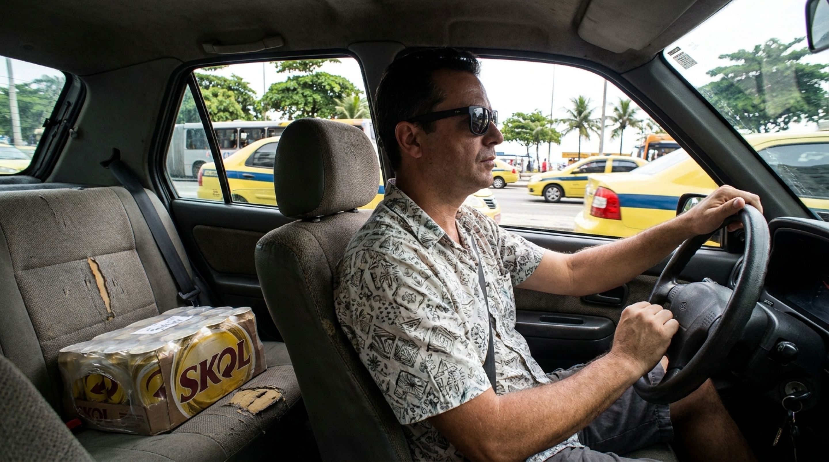 Motorista levava bebidas alcoólicas lacradas no banco ao lado, recebe multa e diz que não estava consumindo, questionando o agente - QTU Questões do Universo