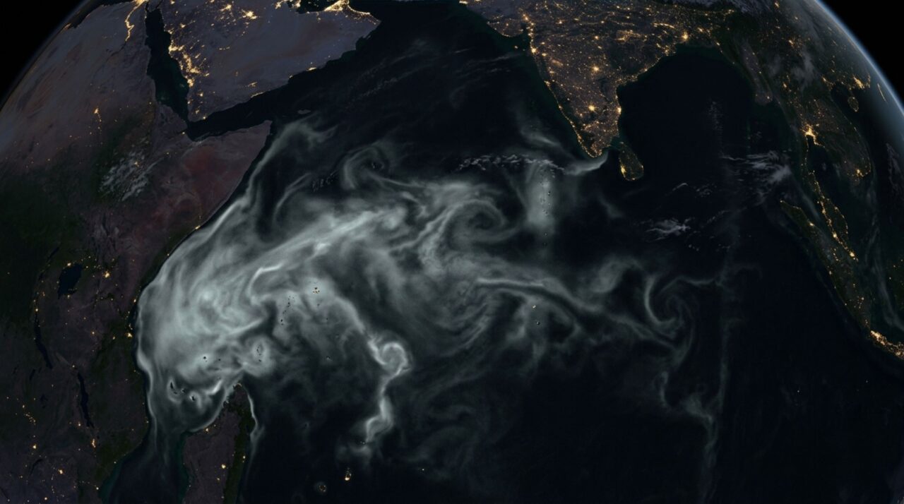 Imagens de satélite confirmam manchas luminosas gigantescas que persistem por semanas no mar