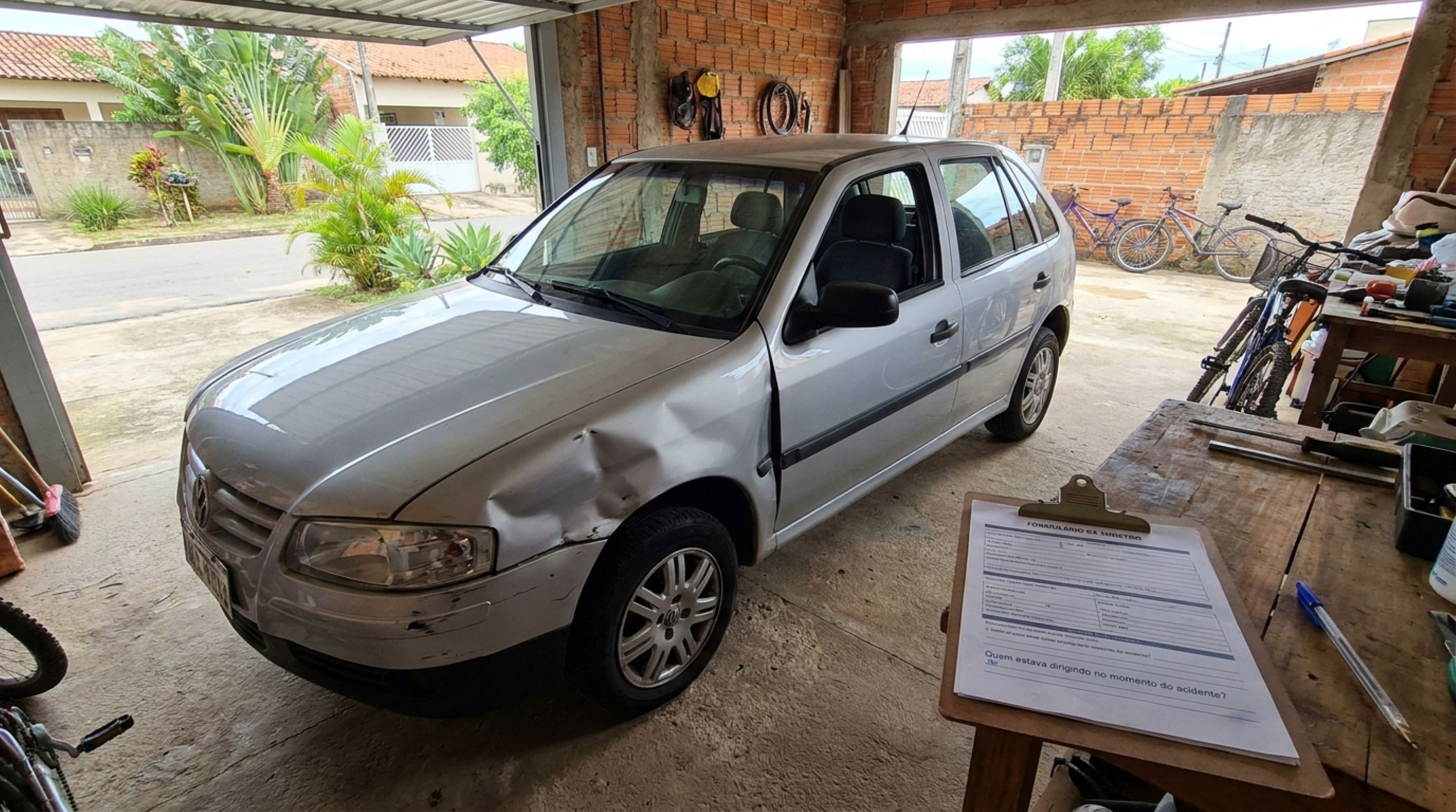 Motorista empresta o carro ao filho recém-habilitado, jovem bate no portão e seguradora questiona o sinistro porque ele não aparecia na apólice, embora dirigisse apenas aos fins de semana - QTU Questões do Universo