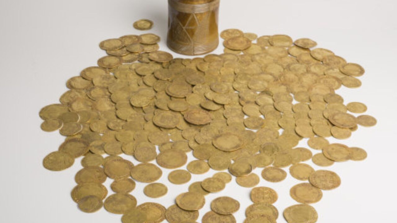 Casal troca o piso da cozinha de casa do século XVIII e encontra pote com 266 moedas de ouro escondidas desde 1727, um tesouro que alcança mais de R$ 5 milhões em leilão