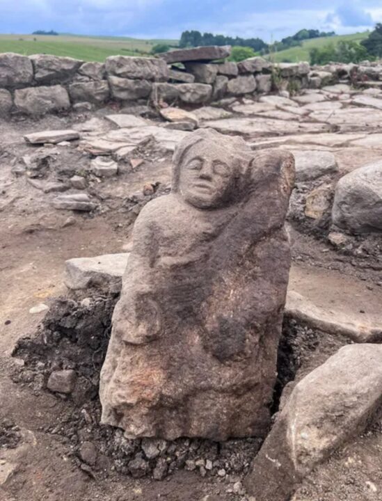 Escultura escondida por 1.600 anos surpreende arqueólogos e revela segredo sob quartel romano.
