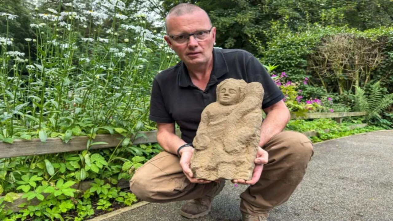 Escultura escondida por 1.600 anos surpreende arqueólogos e revela segredo sob quartel romano