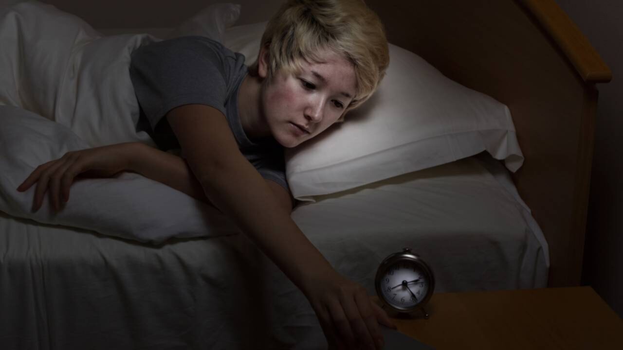Especialistas em sono concordam Dormir com o celular longe da cama muda a qualidade do descanso mais do que qualquer chá