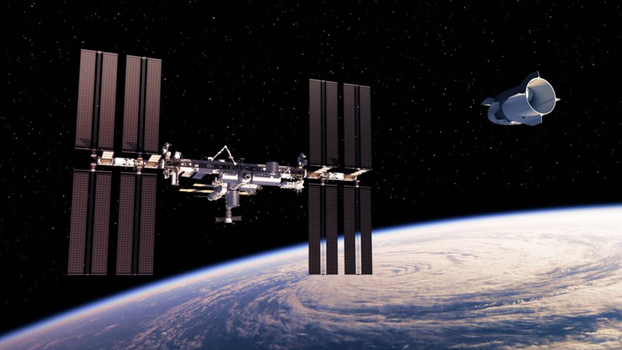 A ISS não flutua parada no espaço: ela está caindo constantemente, mas rápido o suficiente para continuar orbitando o planeta