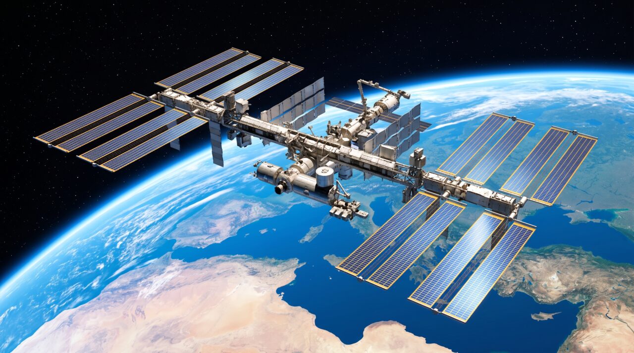 A Estação Espacial Internacional não é sustentada por foguetes. Ela está em queda constante, realizando um arco preciso que acompanha a curvatura da Terra; uma queda controlada que ocorre ininterruptamente desde novembro de 2000