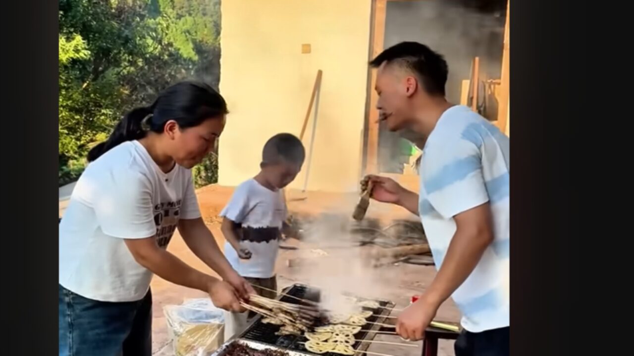 Expulsos pelos sogros, jovem família reforma casa abandonada e a transformar em lar dos sonhos