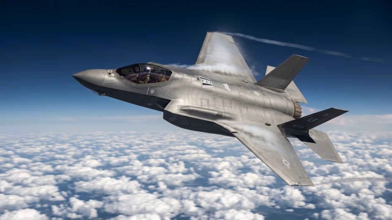 Caça de quinta geração alcança 1.960 km/h, suporta manobras de 9 G, voa por 2.200 km e opera a mais de 15 mil metros de altitude