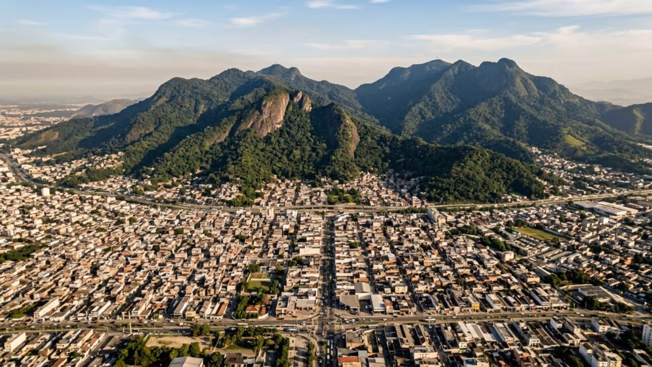 A cidade a 40 km do Rio de Janeiro que dava para sentir antes de ver, deu a vida a sete municípios e guarda um vulcão que nunca existiu