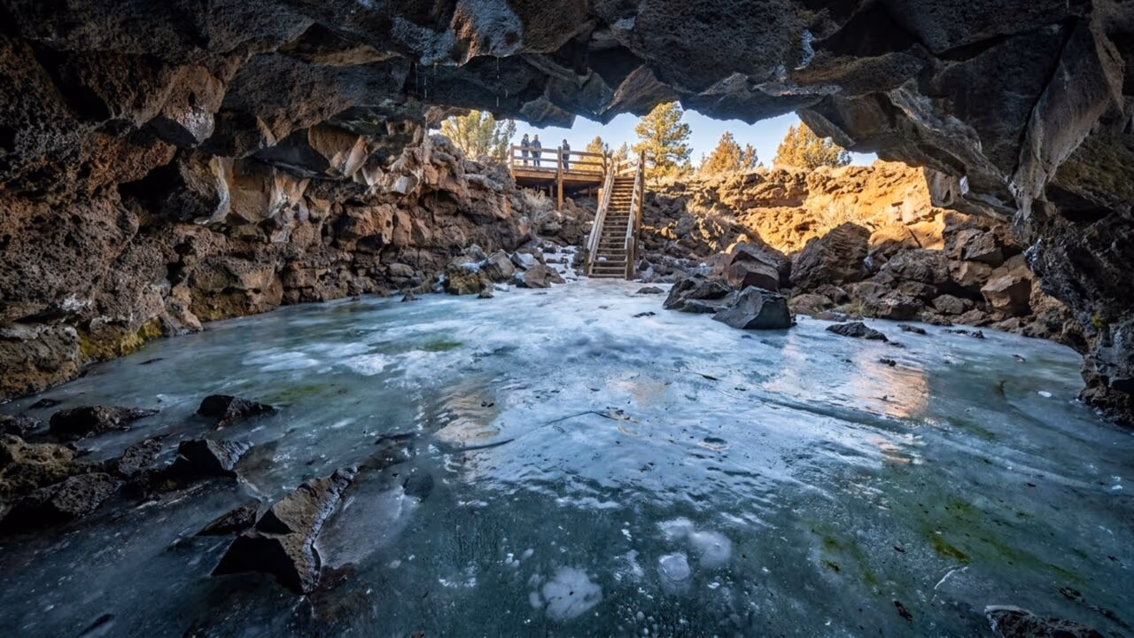 Uma caverna congelada a -0,6 °C resiste ao calor do deserto e guarda camadas de gelo de até 6 metros