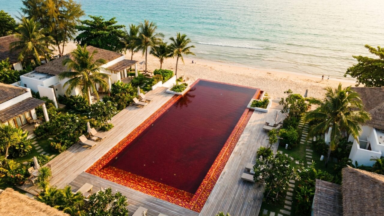 Água com cor de sangue? A piscina de luxo na Tailândia que usa azulejos laranjas e vermelhos para criar um espetáculo visual único e sofisticado sem usar corantes