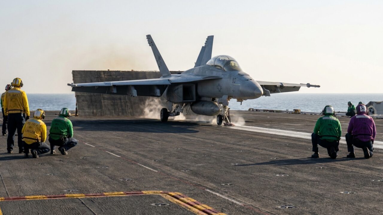 Navio militar de 100 mil toneladas mede 337 metros, supera 55 km/h, utiliza dois reatores nucleares e foi projetado para operar durante 50 anos