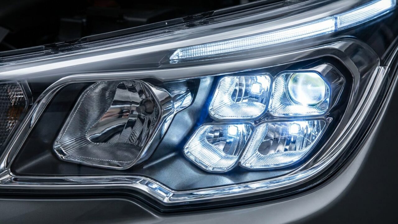 Hatch popular supera 750 mil unidades produzidas e combina motor de até 107 cv com câmbio automático e faróis full LED