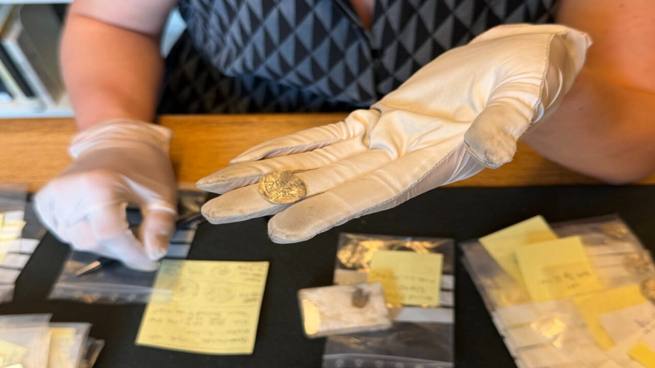 Finalmente eles terminaram de contar Essas são as moedas que foram encontradas no tesouro viking de Mørstad (2)