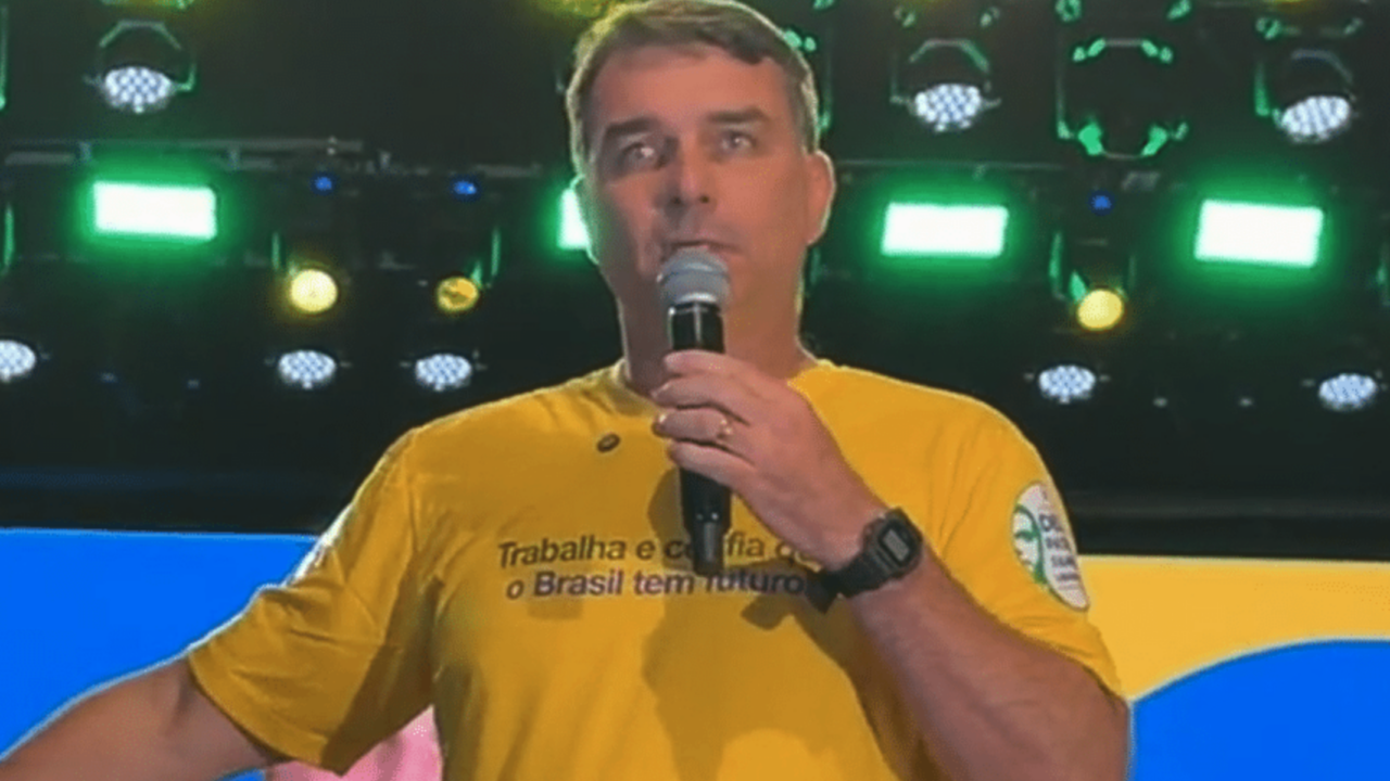 Esposa de Moraes recebeu R$ 129 milhões “para fingir que está advogando”, diz Flávio