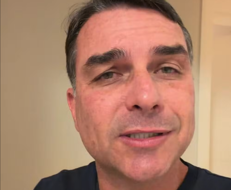 Flávio chama decisão de Moraes sobre Bolsonaro de “ilegal” e “covarde”