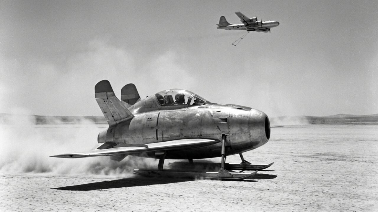 Para proteger um bombardeiro durante viagens de 10 mil milhas e 30 horas, engenheiros colocaram um pequeno caça dentro dele e criaram um jeito de recuperá-lo em pleno voo