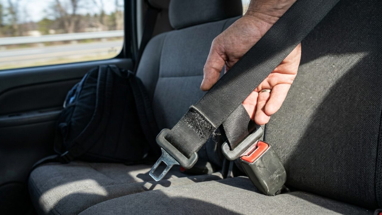 Passageiro tirou o cinto no banco traseiro para alcançar uma mochila, permaneceu assim por alguns minutos e os pontos acabaram atingindo a CNH de outra pessoa
