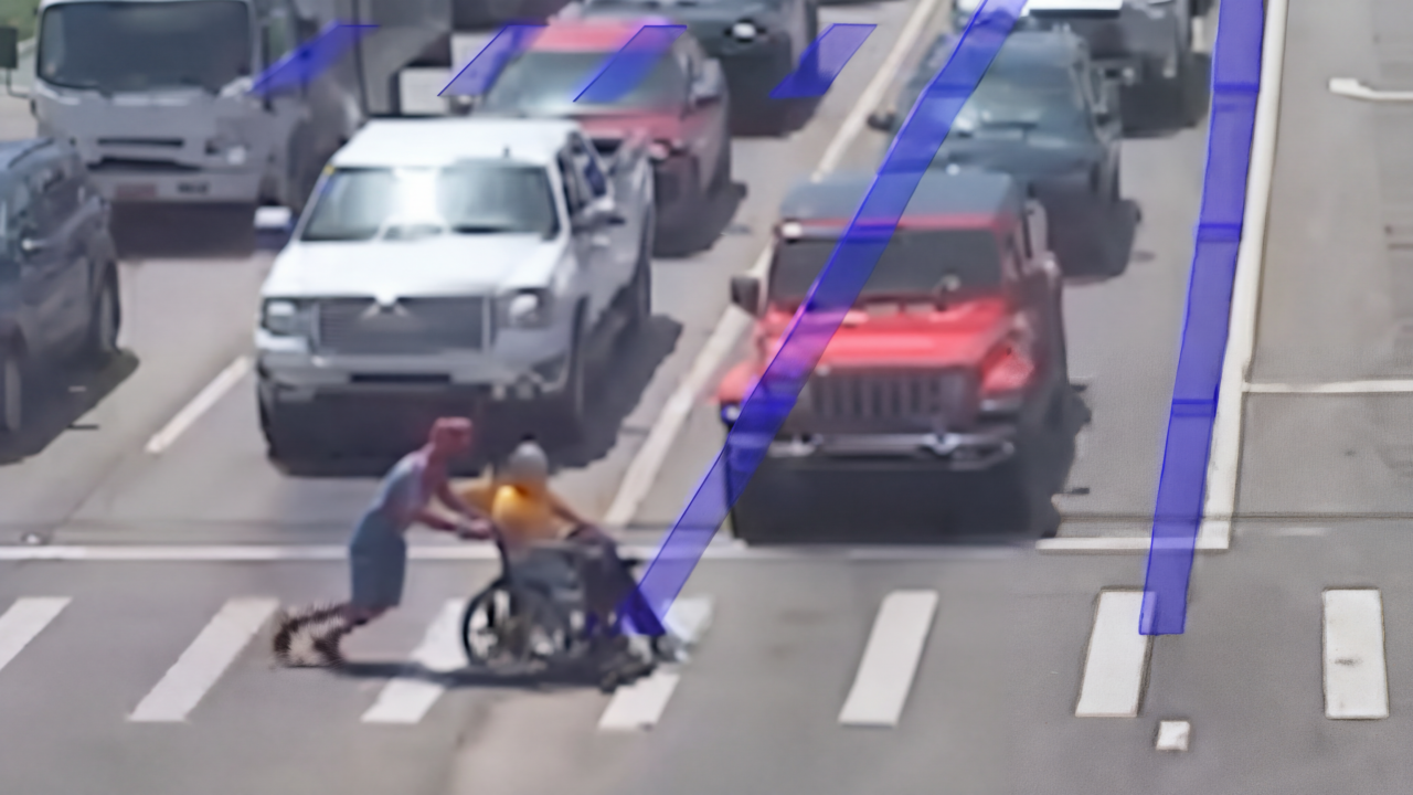 Cena de cinema mas foi vida real: ‘Homem-Aranha’ surge no meio do trânsito para salvar cadeirante