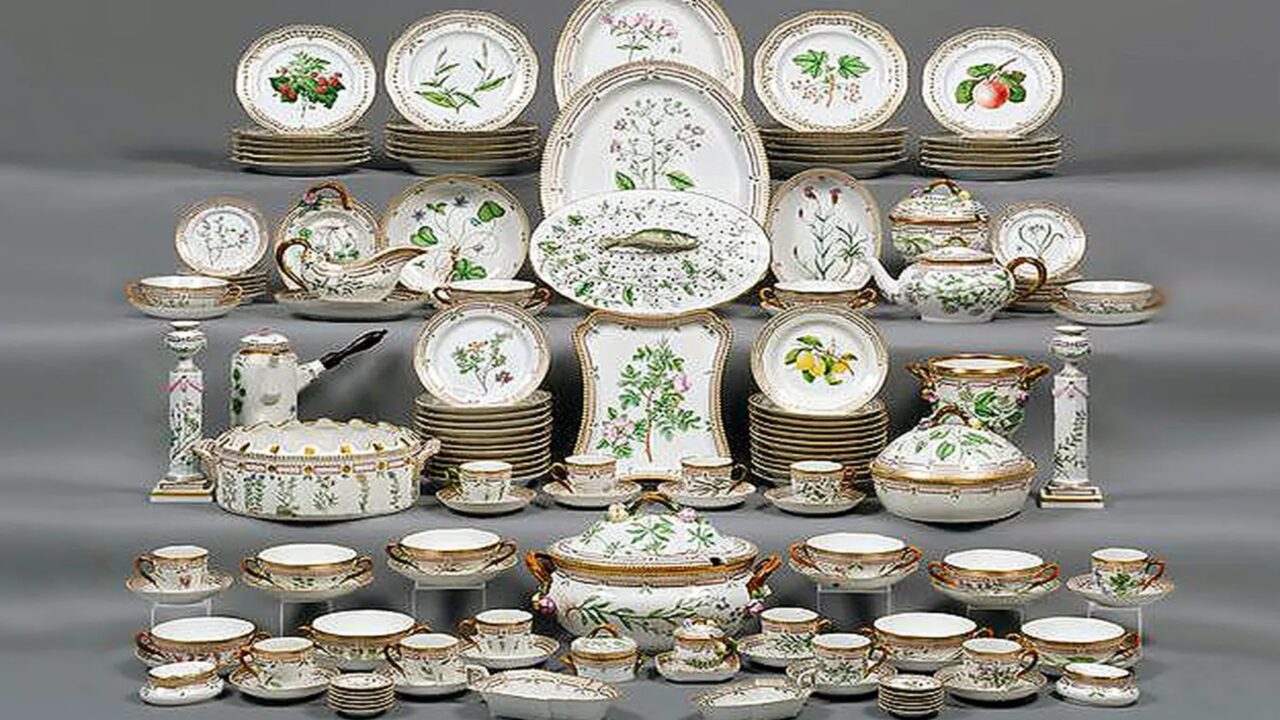 Homem comprou uma caixa com pratos de porcelana por mixaria; entre tantos, ele descobriu um prato que valia milhões