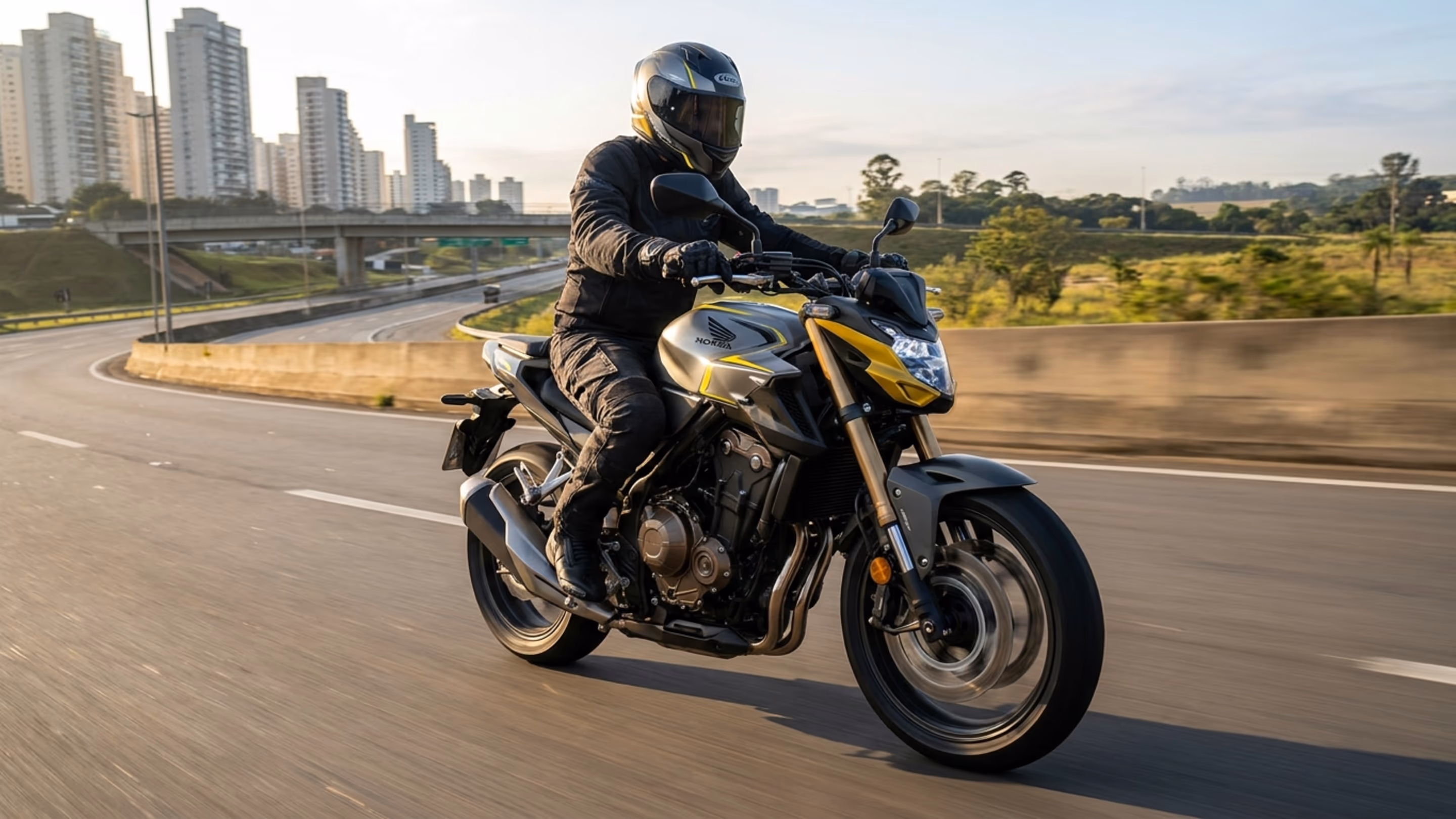 Moto da Honda entrega quase 50 cv, tanque de 17,1 litros e conjunto preparado para viagens e uso diário