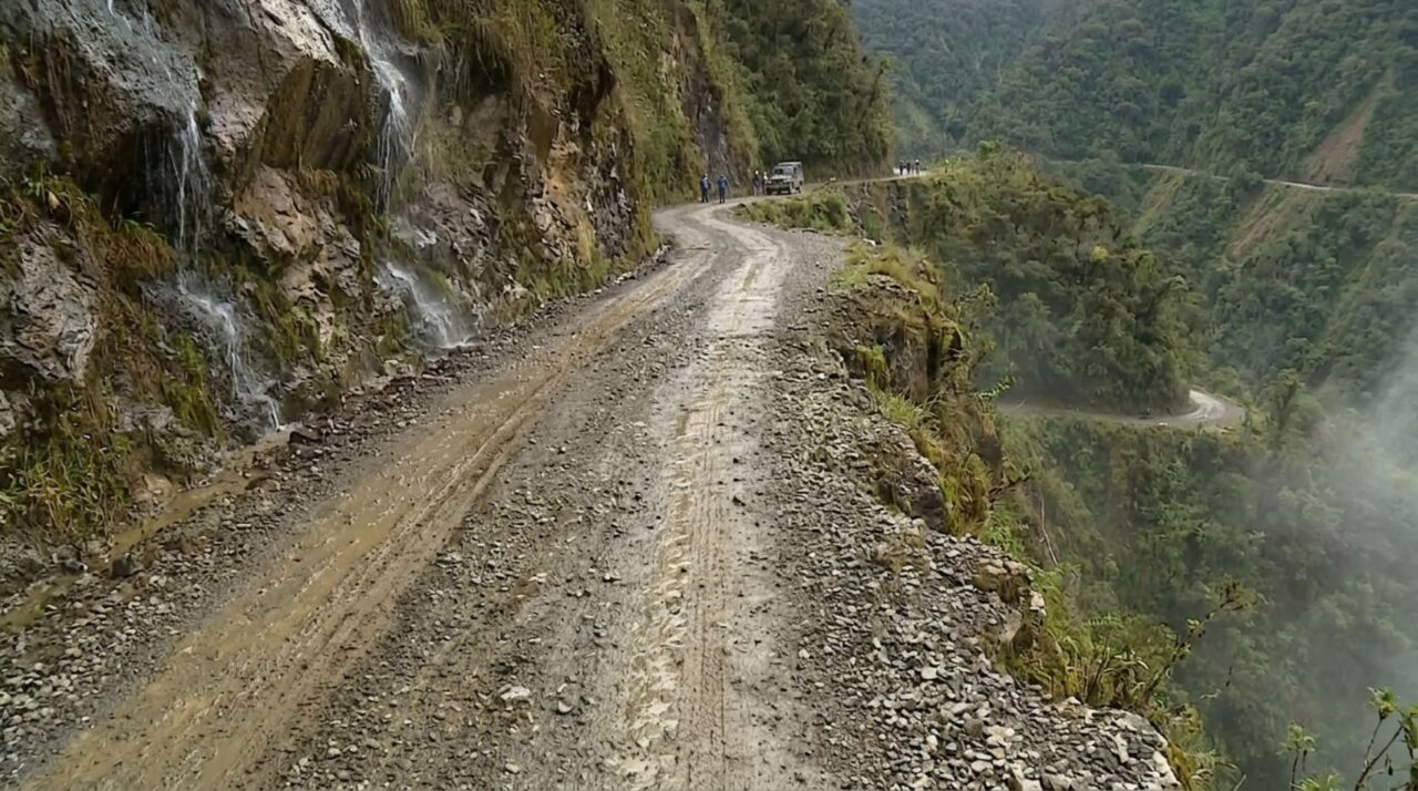 A combinação de pista estreita, solo escorregadio e neblina repentina transformou o trecho histórico em um teste extremo de sobrevivência